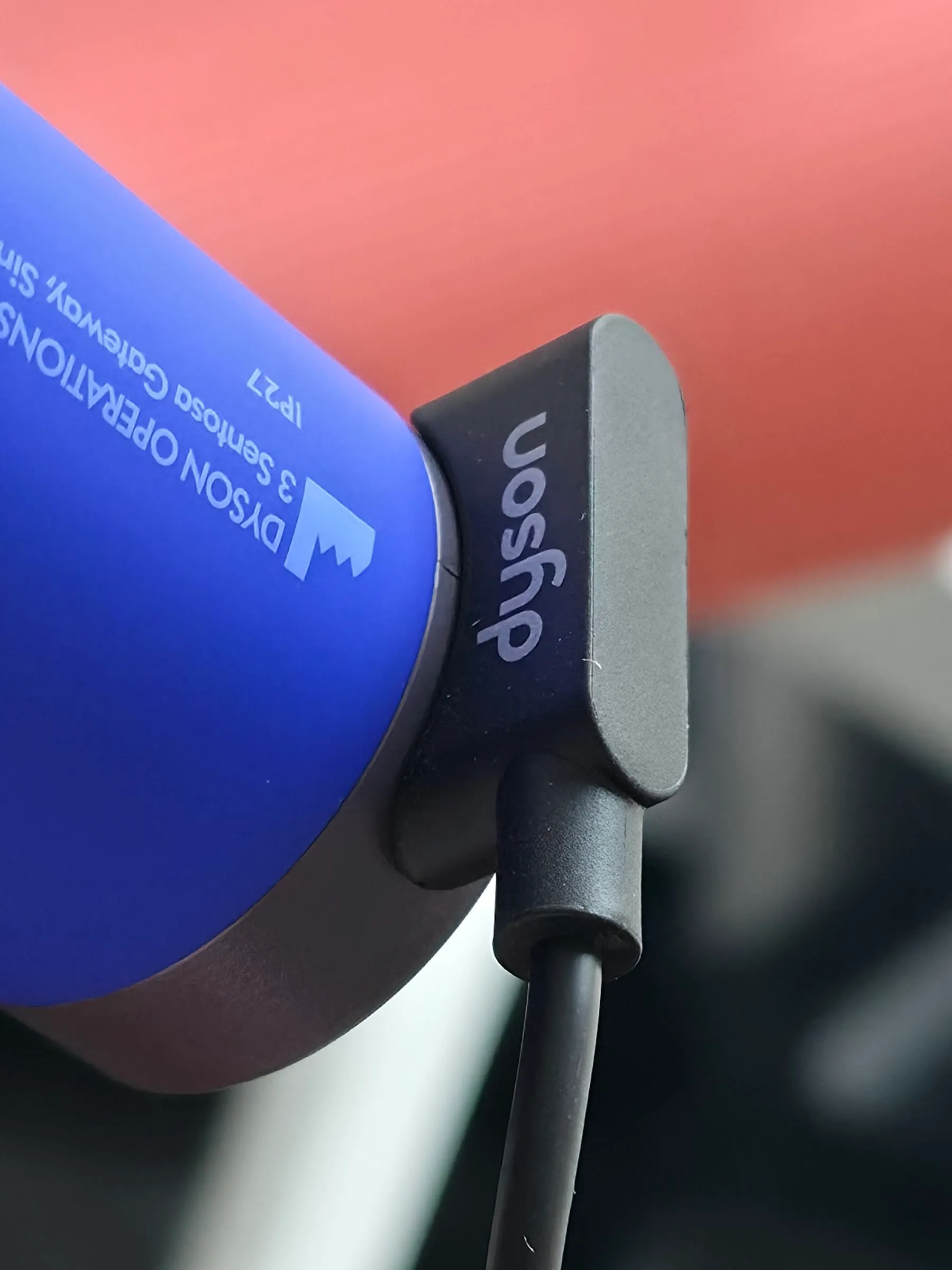 The magnetic pogo travel charger attached directly to the CameraJet handset